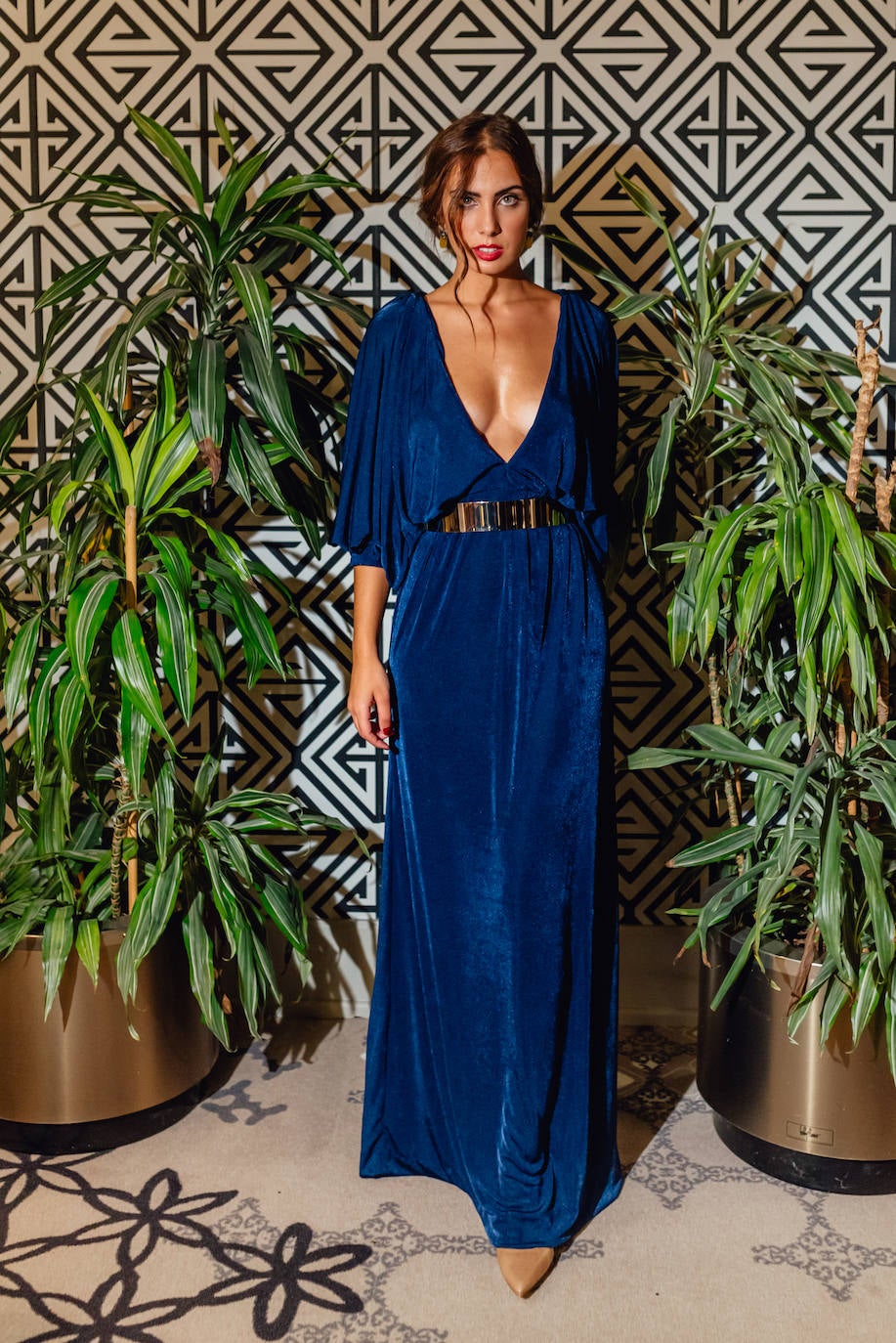 Este año la Nochevieja será diferente, pero la celebraremos con la misma ilusión, con los mejores propósitos y los mejores estilismos adaptados a las circunstancias. En esto de seleccionar looks festivos no hay nada escrito; hay a quienes les gusta lo más vanguardista, quienes apuestan por lo más clásico o quienes no pueden dejar pasar por alto los brillos, a pesar de este año tan «gris». Toma nota de las inspiraciones que te proponemos en esta última galería de fotos del 2020