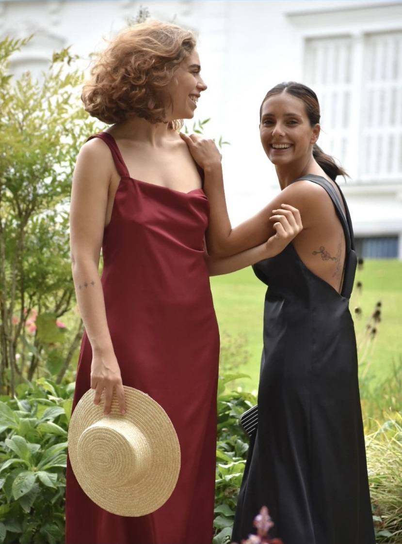 Este año la Nochevieja será diferente, pero la celebraremos con la misma ilusión, con los mejores propósitos y los mejores estilismos adaptados a las circunstancias. En esto de seleccionar looks festivos no hay nada escrito; hay a quienes les gusta lo más vanguardista, quienes apuestan por lo más clásico o quienes no pueden dejar pasar por alto los brillos, a pesar de este año tan «gris». Toma nota de las inspiraciones que te proponemos en esta última galería de fotos del 2020