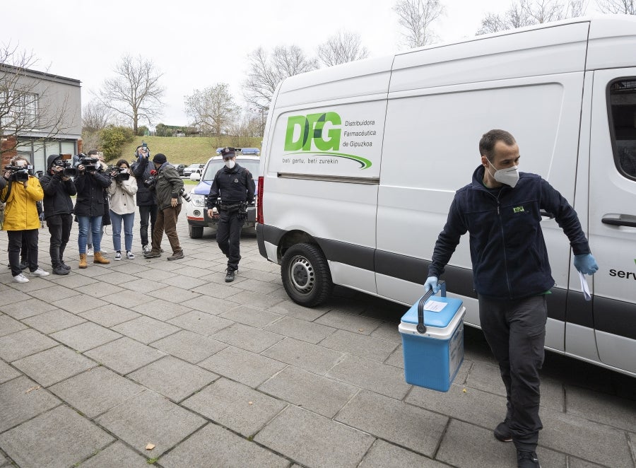 Las 180 dosis de Pfizer-BioNtech destinadas a la residencia Caser Betharram de Hondarribia han comenzado a administrarse a las 12.15 horas de este domingo