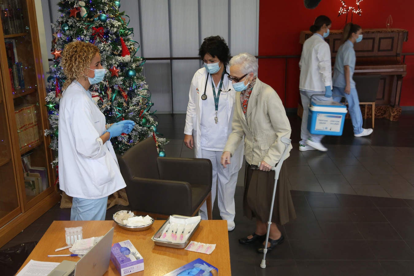 Las 180 dosis de Pfizer-BioNtech destinadas a la residencia Caser Betharram de Hondarribia han comenzado a administrarse a las 12.15 horas de este domingo