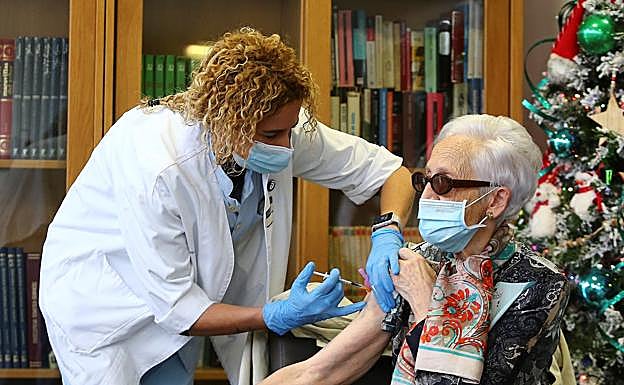 Bernardina Escudero recibe la vacuna este domingo en la residencia Caser Betharram de Hondarribia.