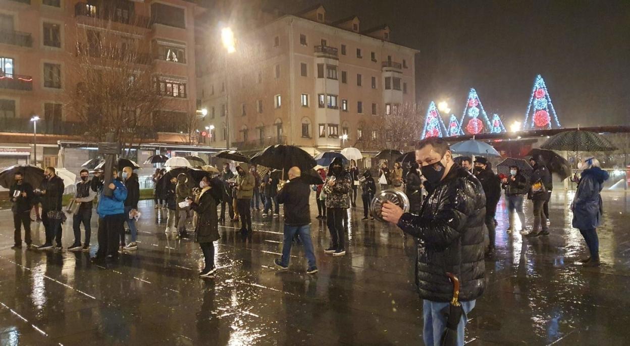 Hosteleros de la ciudad protagonizaron una cacerolada el día 24 por la tarde en la plaza San Juan. 