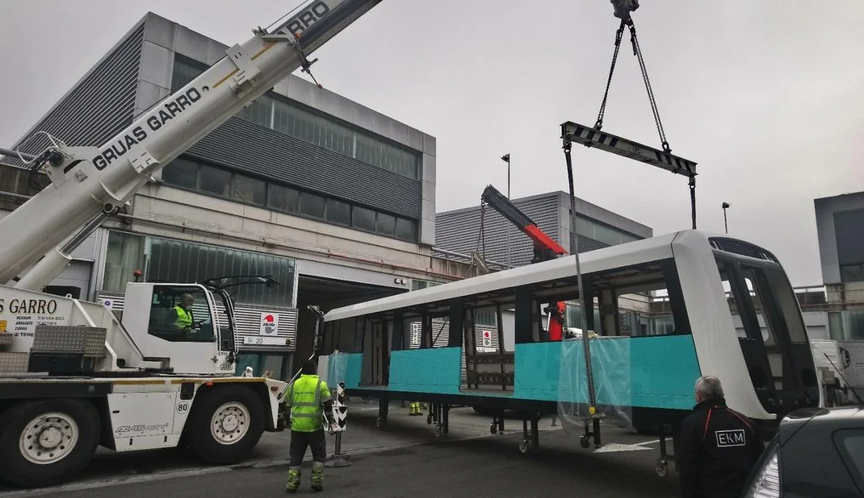 La maqueta a escala real del vagón de Metro para los Docklands se construyó con la máxima confidencialidad entre febrero y agosto. 