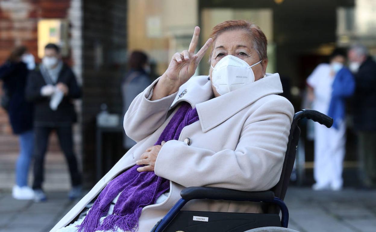 Encarnación González Solís hace ayer la señal de la victoria en el exterior de la residencia Caser Betharram de Hondarribia, donde hoy será vacunada. 