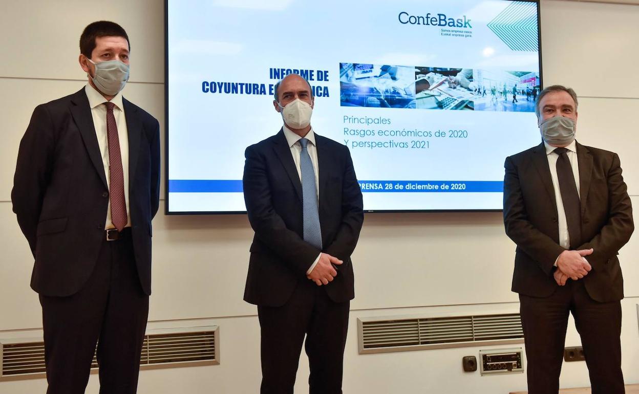 Eduardo Aretxaga, Eduardo Zubiaurre y Pablo Martín tras presentar el Informe de Coyuntura de Confebask. 