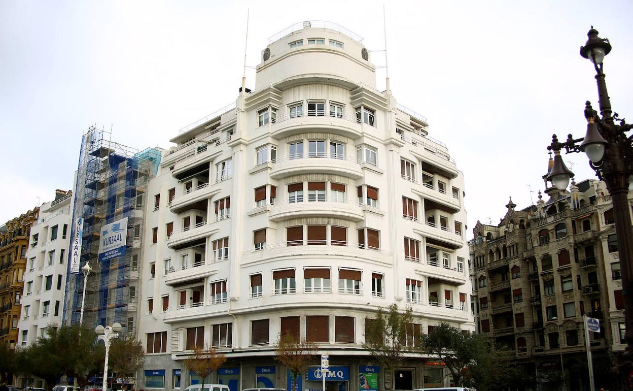 Edificio de viviendas y oficinas La Equitativa, en la plaza de Euskadi de Gros, obra de Fernando Arzadun. 