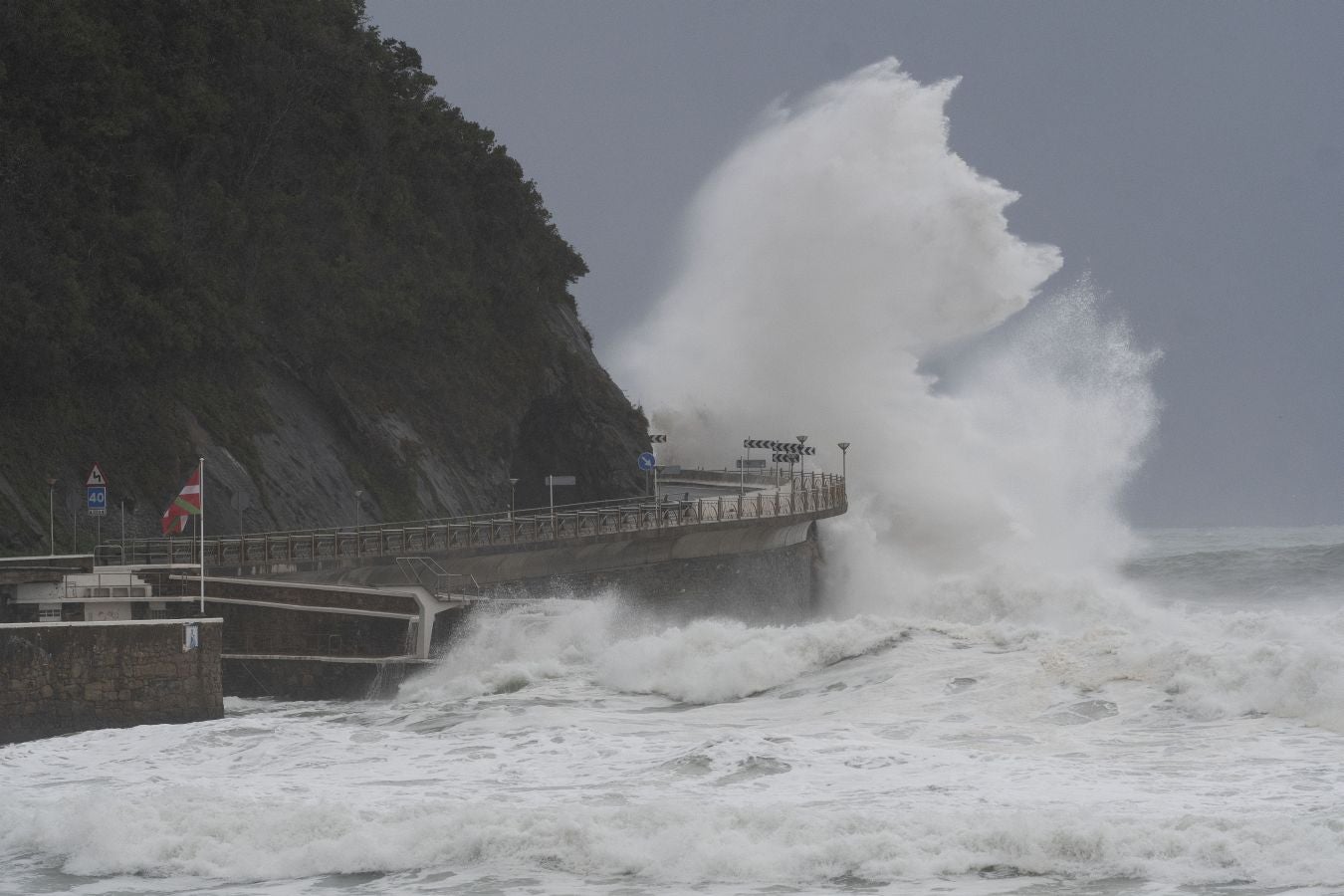 Imágenes del temporal en Zarautz