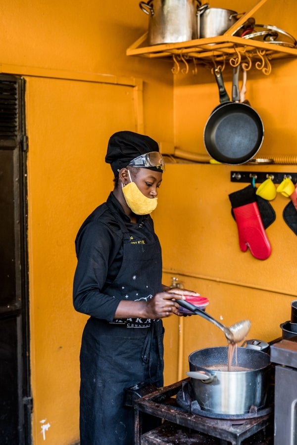 Aunque pequeño frente a los gigantes de América del Sur, Haití está desarrollando lentamente su industria del cacao para garantizar mejores ingresos a miles de agricultores modestos y acabar con el estereotipo del arte gastronómico conocido como el dominio de los países ricos. 