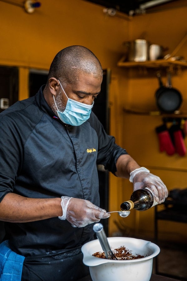 Aunque pequeño frente a los gigantes de América del Sur, Haití está desarrollando lentamente su industria del cacao para garantizar mejores ingresos a miles de agricultores modestos y acabar con el estereotipo del arte gastronómico conocido como el dominio de los países ricos. 