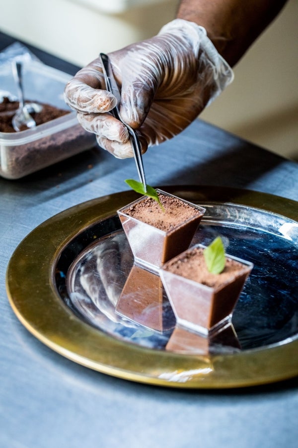 Aunque pequeño frente a los gigantes de América del Sur, Haití está desarrollando lentamente su industria del cacao para garantizar mejores ingresos a miles de agricultores modestos y acabar con el estereotipo del arte gastronómico conocido como el dominio de los países ricos. 