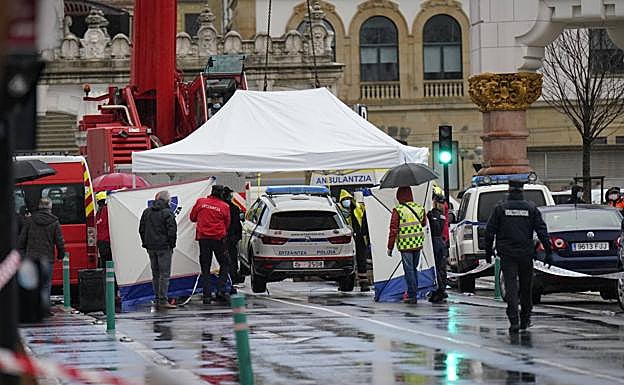 El vehículo accidentado tras ser rescatado del río Urumea. 