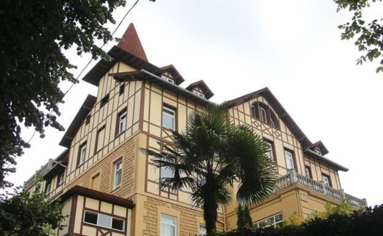 Exterior de la residencia Hermano Garate - San Ignacio, donde unod e los usuarios ha fallecido. 