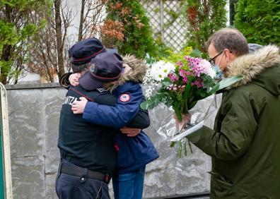 Imagen secundaria 1 - Este jueves ha tenido lugar una concentración en la comisaría de el Antiguo en recuerdo al ertzaina fallecido.
