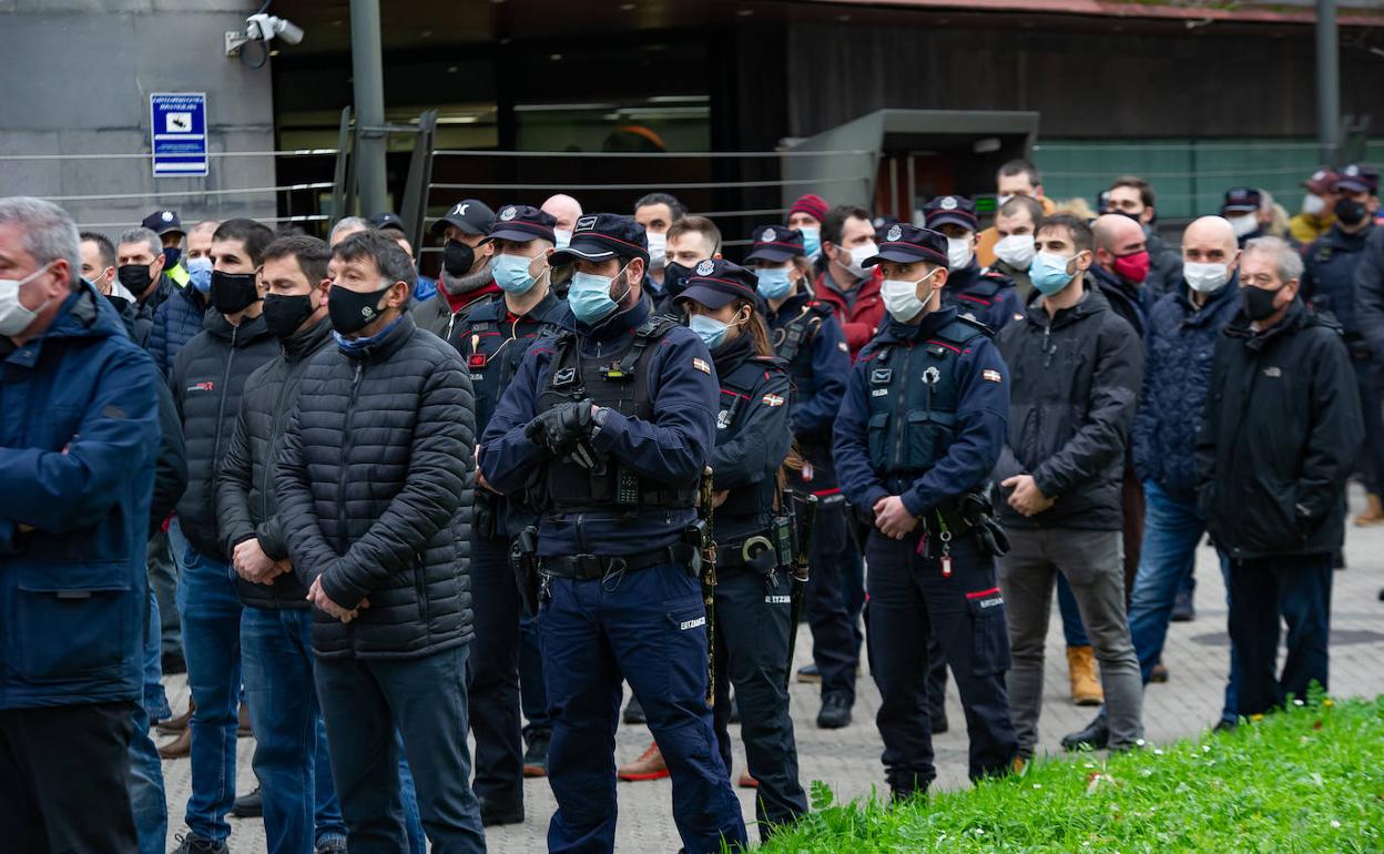 Erkoreka dice que se investigarán los dos impactos de bala procedentes del interior del vehículo del ertzaina fallecido