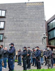 Imagen secundaria 2 - Este jueves ha tenido lugar una concentración en la comisaría de el Antiguo en recuerdo al ertzaina fallecido.