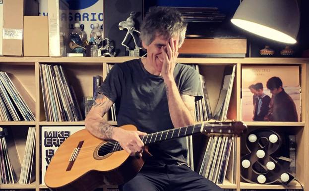 La foto del año de Mikel Erentxun. «Durante los meses de confinamiento, cada tarde, daba un concierto por Instagram. Ahí se me ve, feliz y en casa, en plena actuación». 