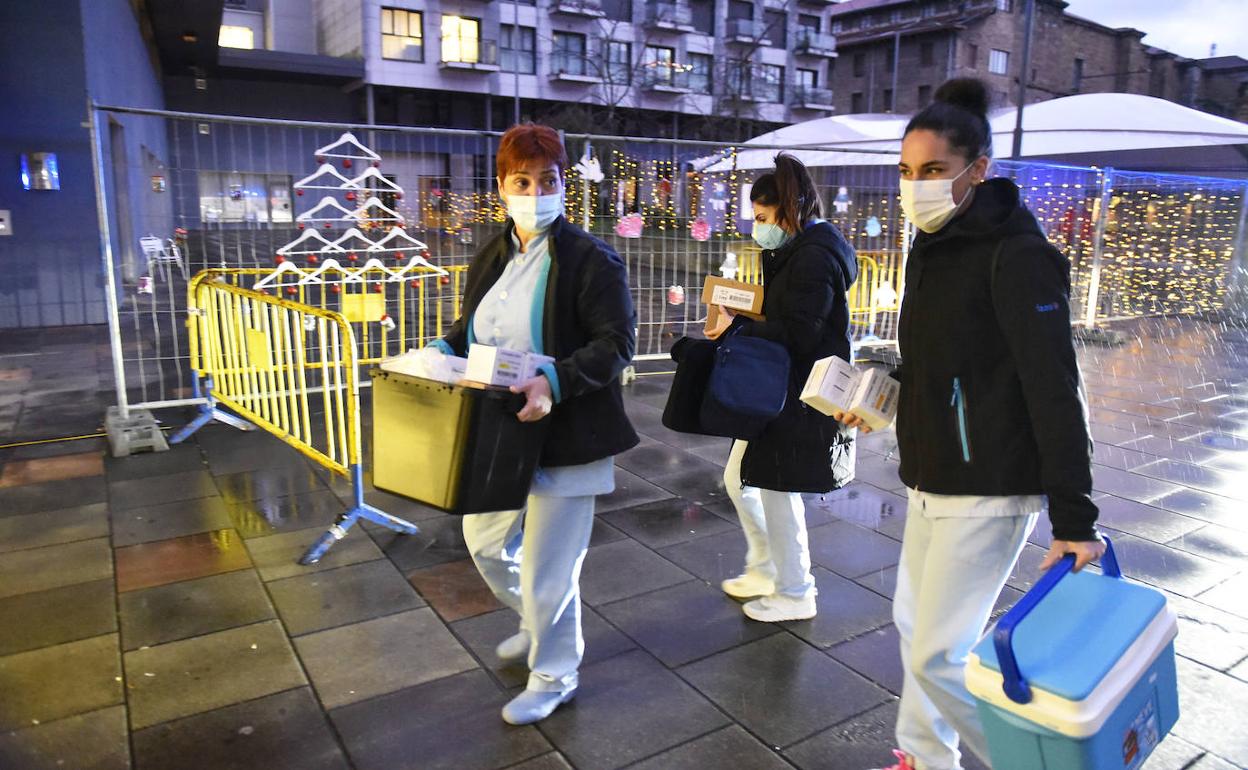 Las enfermeras fueron las encargadas de hacer llegar las vacunas a los geriátricos.