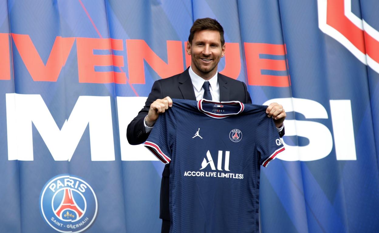 Leo Messi posando con la camiseta del PSG en supresentación. 