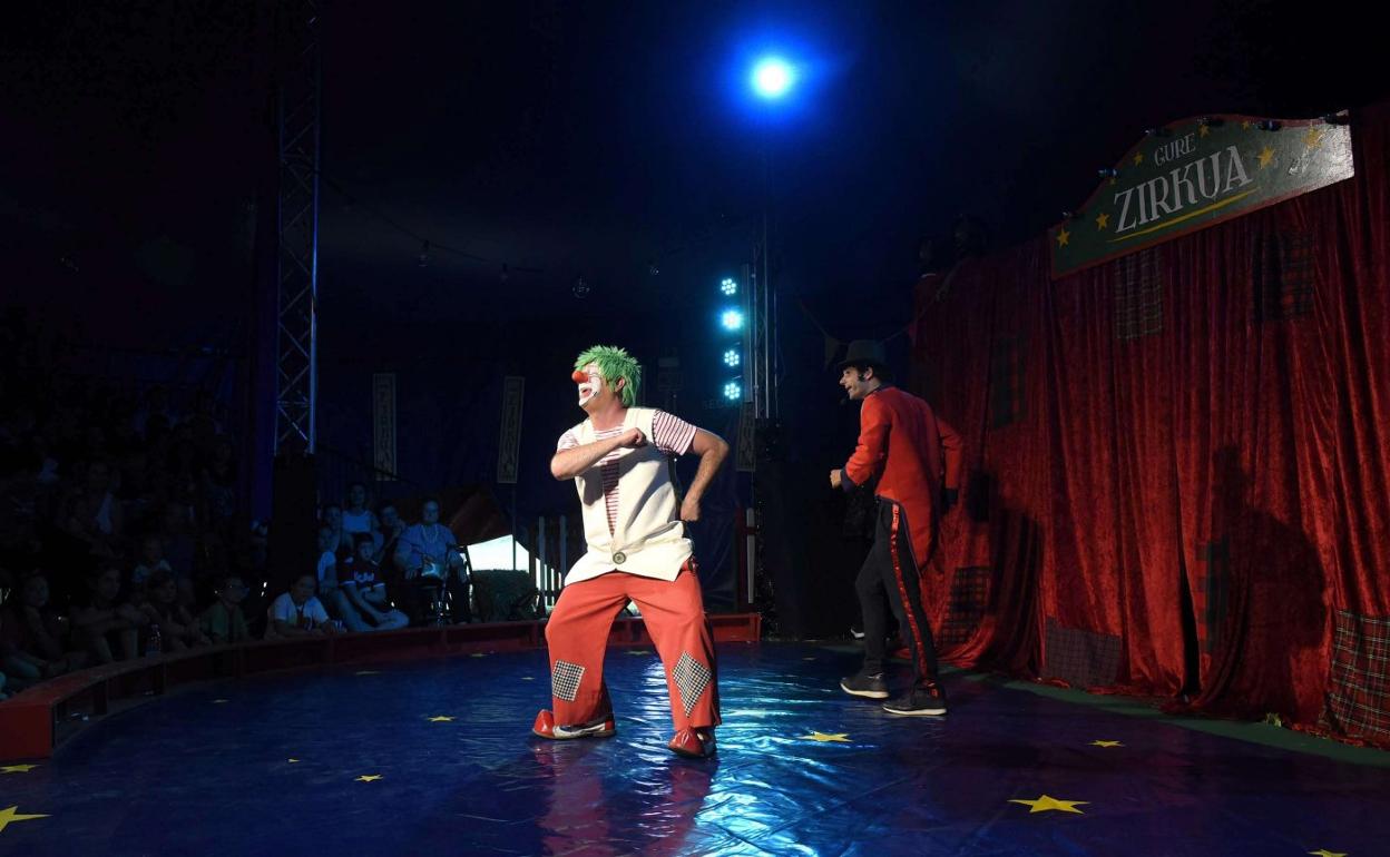 Los payasos de Gure Zirkua, durante una de sus actuaciones. 