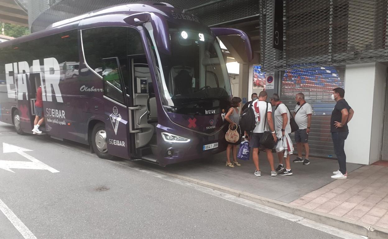 Garitano y sus jugadores viajaron en autobús a Huesca, una estampa que recordará a viejos tiempos y que será frecuente esta temporada. 