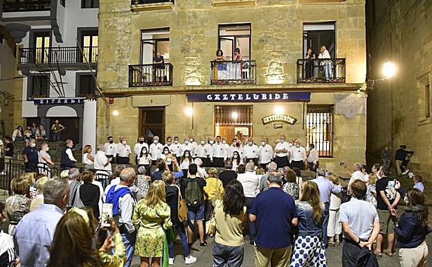 La Sociedad Gaztelubide canta el 'Festara'. 