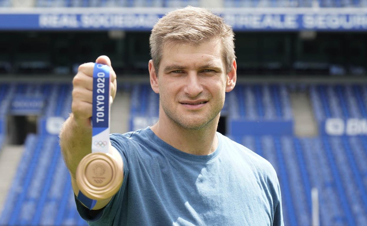 Julen Aginagalde, feliz con la ansiada medalla olímpica, de bronce, sobre el césped de Anoeta. 