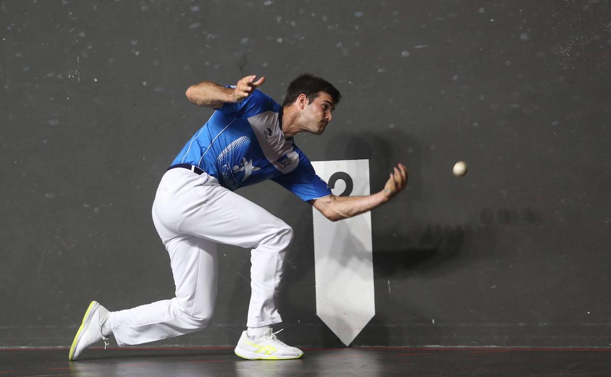 José Javier Zabaleta alcanza una pelota en el txoko del Uranzu de Irun. 