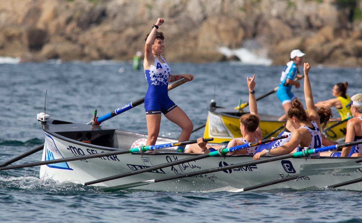 La patrona de Arraun Lagunak, Andrea Astudillo, alza su brazo en señal de victoria en una regata. 