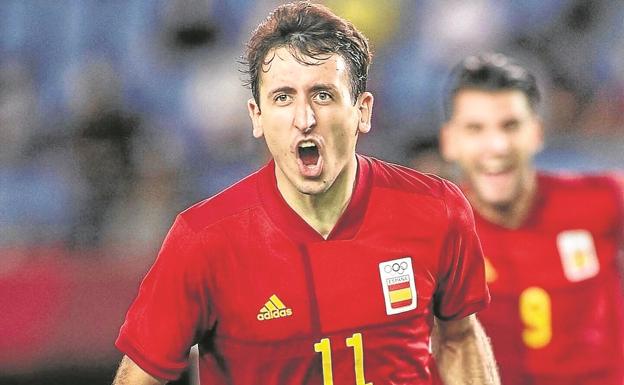 Mikel Oyarzabal celebra su tanto de penalti ante Costa de Marfil en cuartos de final,.