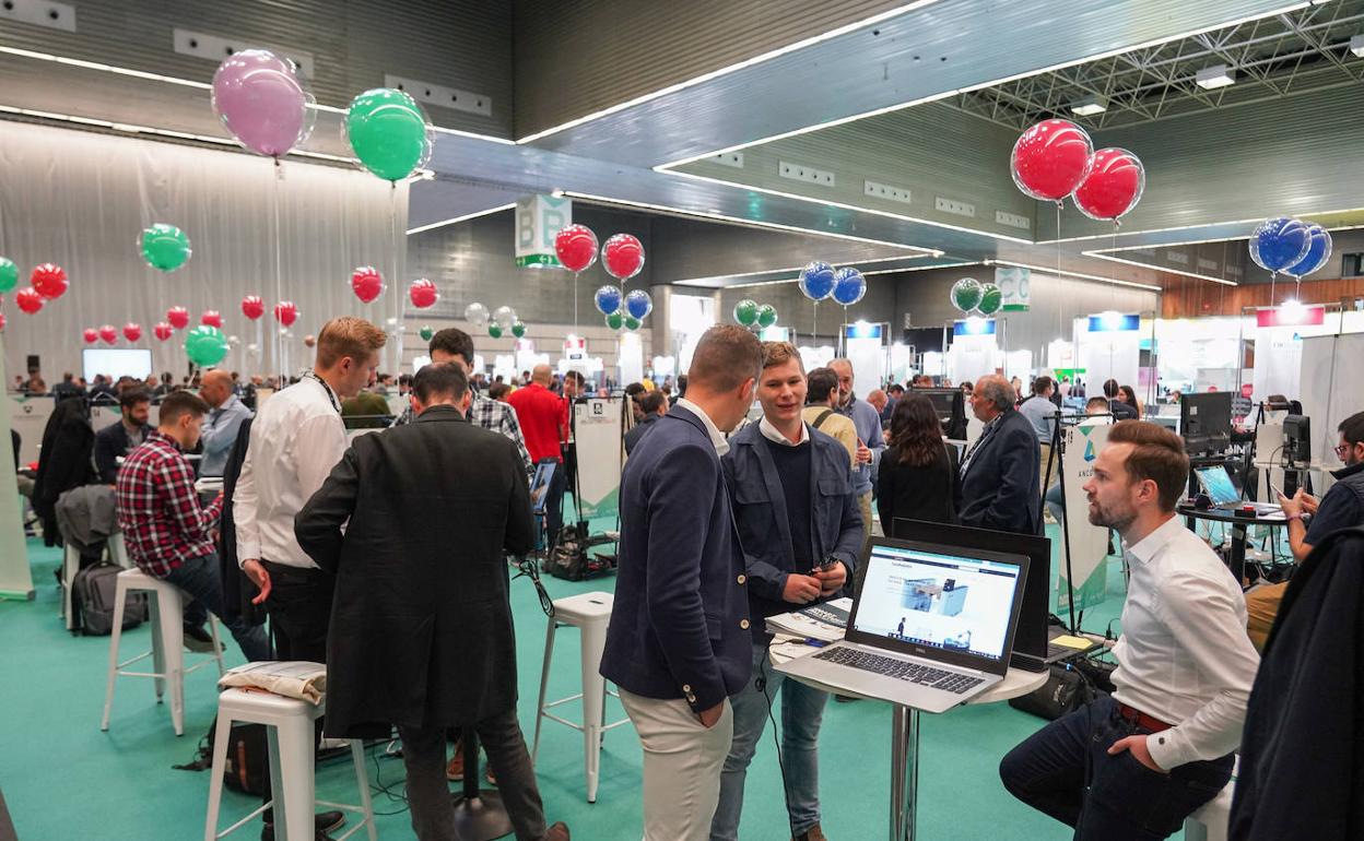 Reunión entre directivos de empresas emergentes y de compañías tractoras organizada por Bind 4.0 en el BEC.