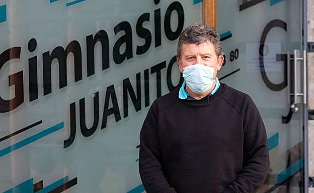 Juanito López, frente al gimnasio que regenta en Eibar. 