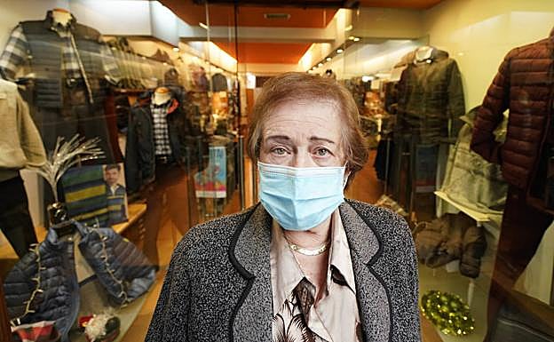 Mari Carmen Mujika, en su comercio de ropa de caballero. 