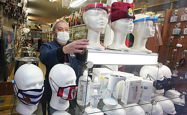 Arturo Barrio coloca el escaparate de su comercio Exclusivas Arco. 