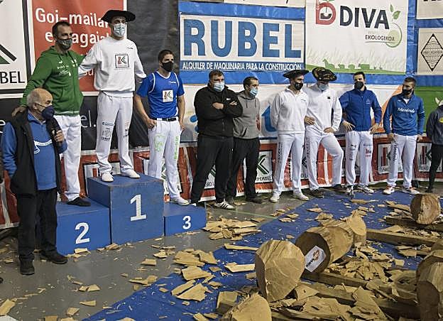 Podio del Urrezko Aizkolarien Kopa, con Kañamares IV en lo más alto. 