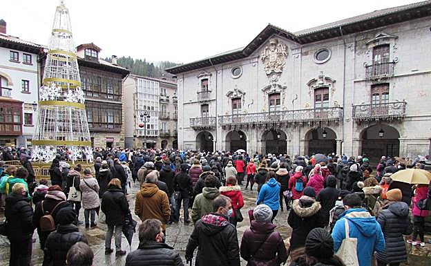 Imagen principal - Arrasate se echa a la calle en repulsa por el asesinato de Mariam Ibarluzea en Canarias