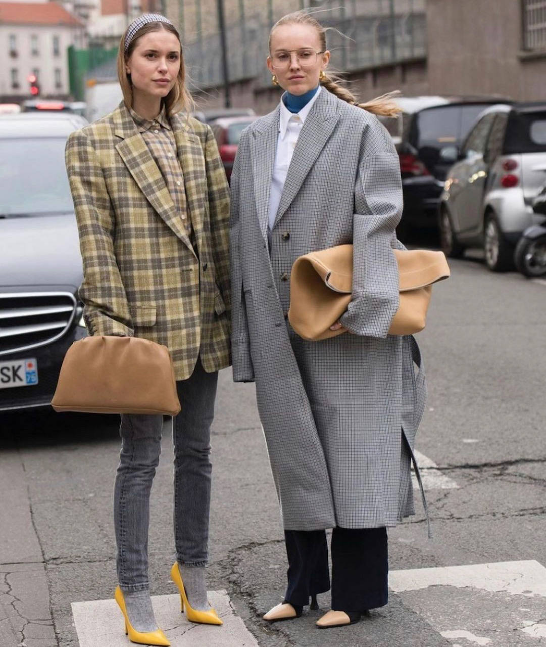 Sudaderas, jerseys de cuello alto, abrigos y americanas 'oversize', botas y botines con plataforma, sandalias con calcetines, 'sneakers' de firma, los 'leggings', 'jeans' desgastados, vestidos de rayas y estampado de cebra o 'maxi' bolsos cartera: los imprescindibles que reinarán en este primer mes del 2021 se asemejan a las tendencias de principios de la década de 'los 2000'