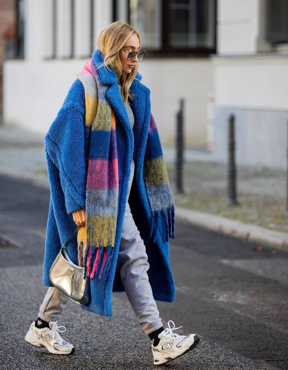 Sudaderas, jerseys de cuello alto, abrigos y americanas 'oversize', botas y botines con plataforma, sandalias con calcetines, 'sneakers' de firma, los 'leggings', 'jeans' desgastados, vestidos de rayas y estampado de cebra o 'maxi' bolsos cartera: los imprescindibles que reinarán en este primer mes del 2021 se asemejan a las tendencias de principios de la década de 'los 2000'