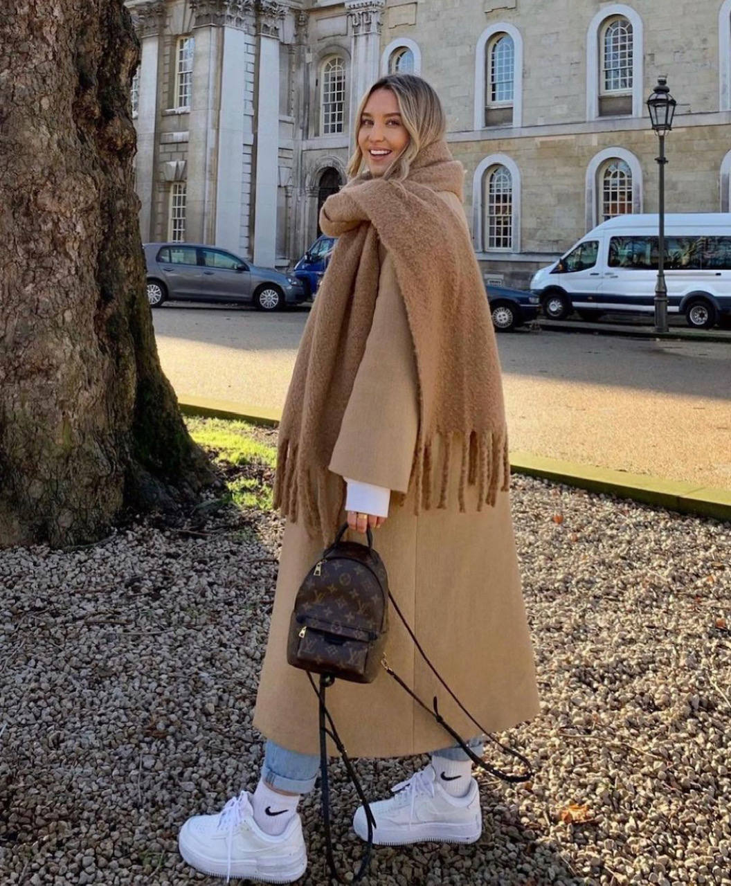 Sudaderas, jerseys de cuello alto, abrigos y americanas 'oversize', botas y botines con plataforma, sandalias con calcetines, 'sneakers' de firma, los 'leggings', 'jeans' desgastados, vestidos de rayas y estampado de cebra o 'maxi' bolsos cartera: los imprescindibles que reinarán en este primer mes del 2021 se asemejan a las tendencias de principios de la década de 'los 2000'