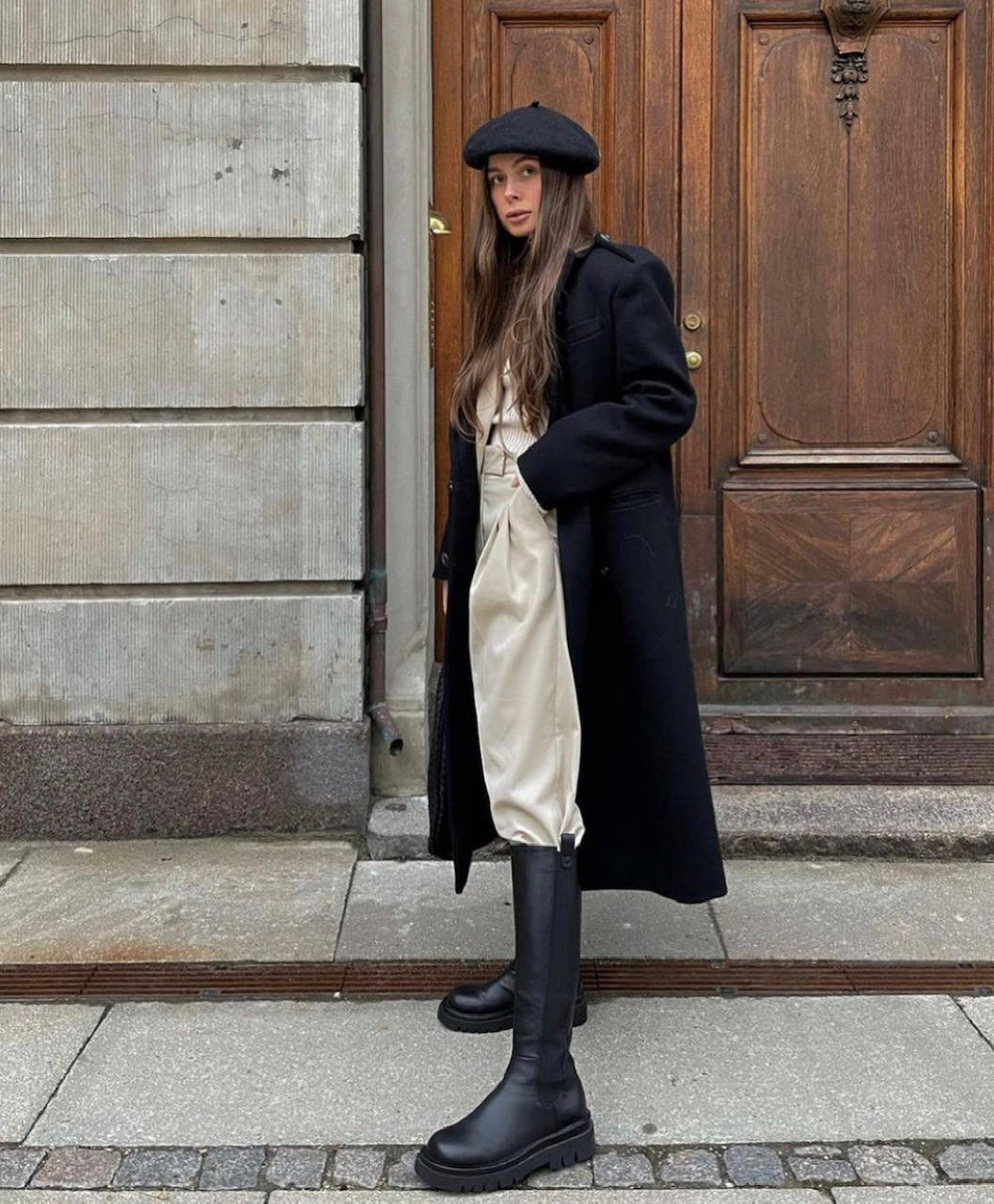 Sudaderas, jerseys de cuello alto, abrigos y americanas 'oversize', botas y botines con plataforma, sandalias con calcetines, 'sneakers' de firma, los 'leggings', 'jeans' desgastados, vestidos de rayas y estampado de cebra o 'maxi' bolsos cartera: los imprescindibles que reinarán en este primer mes del 2021 se asemejan a las tendencias de principios de la década de 'los 2000'