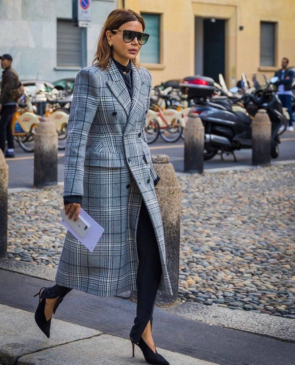 Sudaderas, jerseys de cuello alto, abrigos y americanas 'oversize', botas y botines con plataforma, sandalias con calcetines, 'sneakers' de firma, los 'leggings', 'jeans' desgastados, vestidos de rayas y estampado de cebra o 'maxi' bolsos cartera: los imprescindibles que reinarán en este primer mes del 2021 se asemejan a las tendencias de principios de la década de 'los 2000'