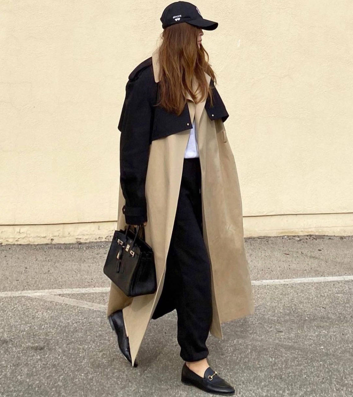 Sudaderas, jerseys de cuello alto, abrigos y americanas 'oversize', botas y botines con plataforma, sandalias con calcetines, 'sneakers' de firma, los 'leggings', 'jeans' desgastados, vestidos de rayas y estampado de cebra o 'maxi' bolsos cartera: los imprescindibles que reinarán en este primer mes del 2021 se asemejan a las tendencias de principios de la década de 'los 2000'