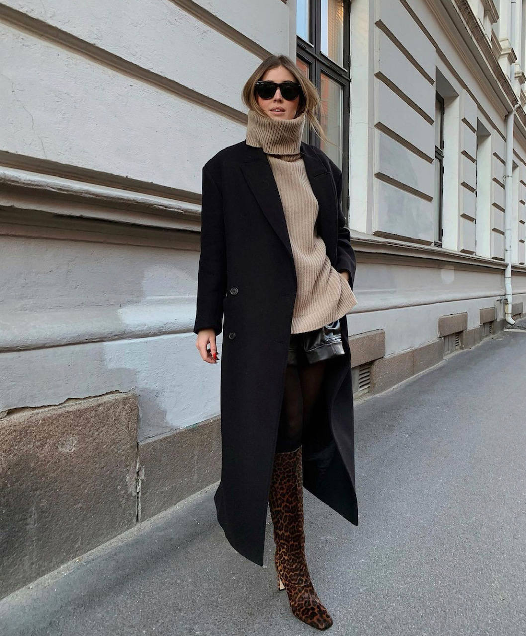 Sudaderas, jerseys de cuello alto, abrigos y americanas 'oversize', botas y botines con plataforma, sandalias con calcetines, 'sneakers' de firma, los 'leggings', 'jeans' desgastados, vestidos de rayas y estampado de cebra o 'maxi' bolsos cartera: los imprescindibles que reinarán en este primer mes del 2021 se asemejan a las tendencias de principios de la década de 'los 2000'