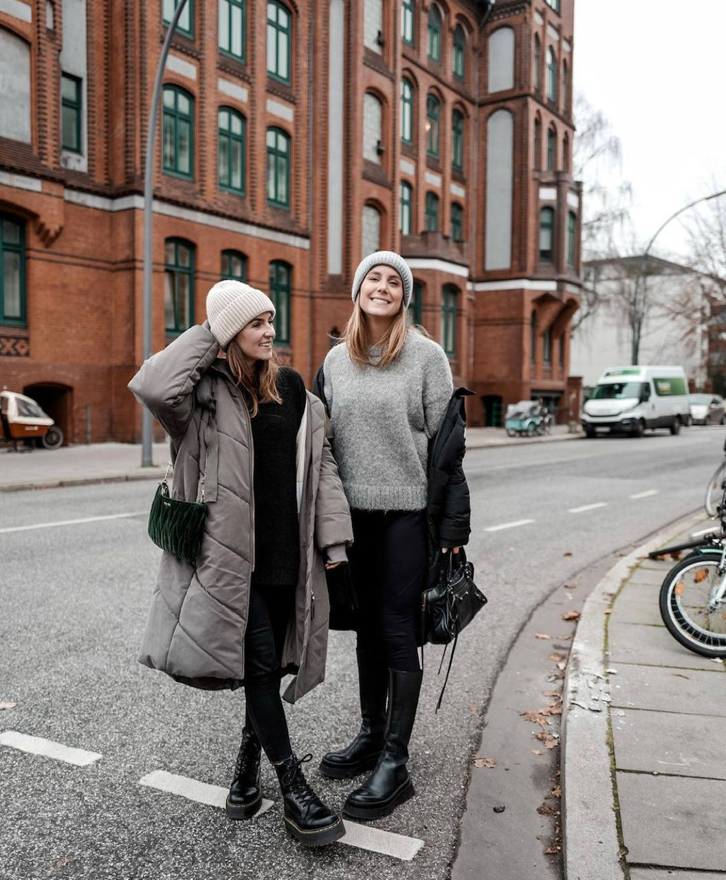 Sudaderas, jerseys de cuello alto, abrigos y americanas 'oversize', botas y botines con plataforma, sandalias con calcetines, 'sneakers' de firma, los 'leggings', 'jeans' desgastados, vestidos de rayas y estampado de cebra o 'maxi' bolsos cartera: los imprescindibles que reinarán en este primer mes del 2021 se asemejan a las tendencias de principios de la década de 'los 2000'