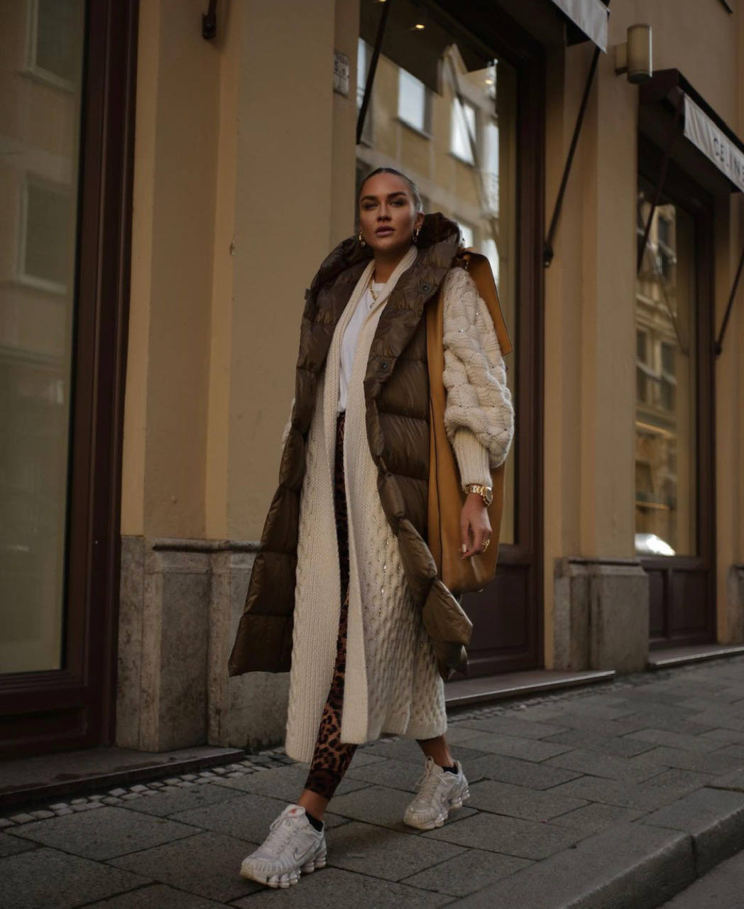 Sudaderas, jerseys de cuello alto, abrigos y americanas 'oversize', botas y botines con plataforma, sandalias con calcetines, 'sneakers' de firma, los 'leggings', 'jeans' desgastados, vestidos de rayas y estampado de cebra o 'maxi' bolsos cartera: los imprescindibles que reinarán en este primer mes del 2021 se asemejan a las tendencias de principios de la década de 'los 2000'