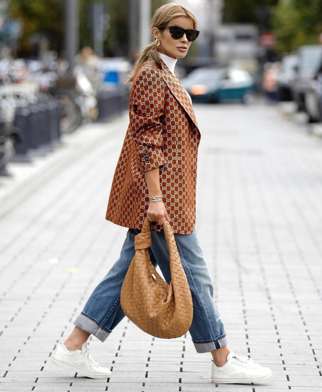 Sudaderas, jerseys de cuello alto, abrigos y americanas 'oversize', botas y botines con plataforma, sandalias con calcetines, 'sneakers' de firma, los 'leggings', 'jeans' desgastados, vestidos de rayas y estampado de cebra o 'maxi' bolsos cartera: los imprescindibles que reinarán en este primer mes del 2021 se asemejan a las tendencias de principios de la década de 'los 2000'