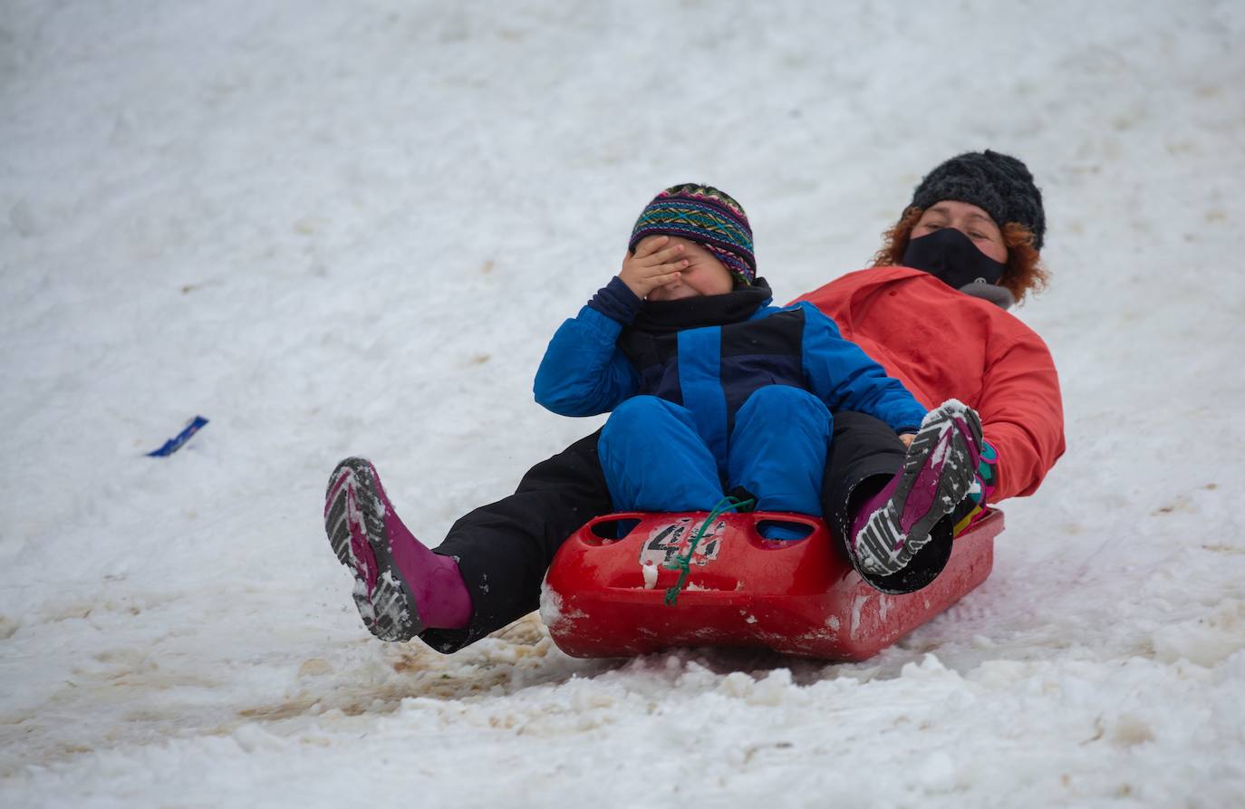 Decenas de personas han disfrutado este domingo en la nieve en el Alto de Etzegarate, en el término de Idiazabal.