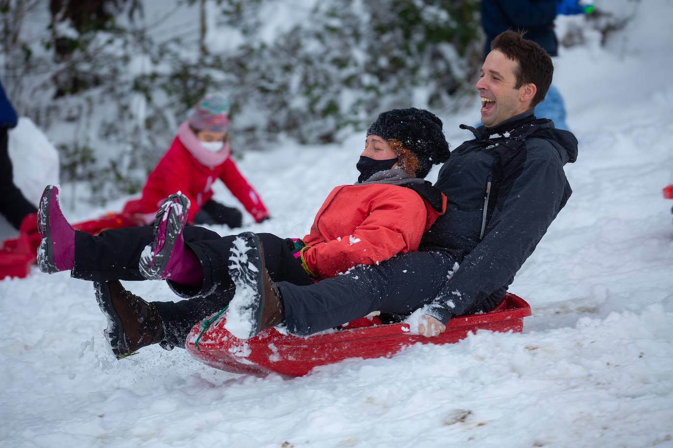 Decenas de personas han disfrutado este domingo en la nieve en el Alto de Etzegarate, en el término de Idiazabal.