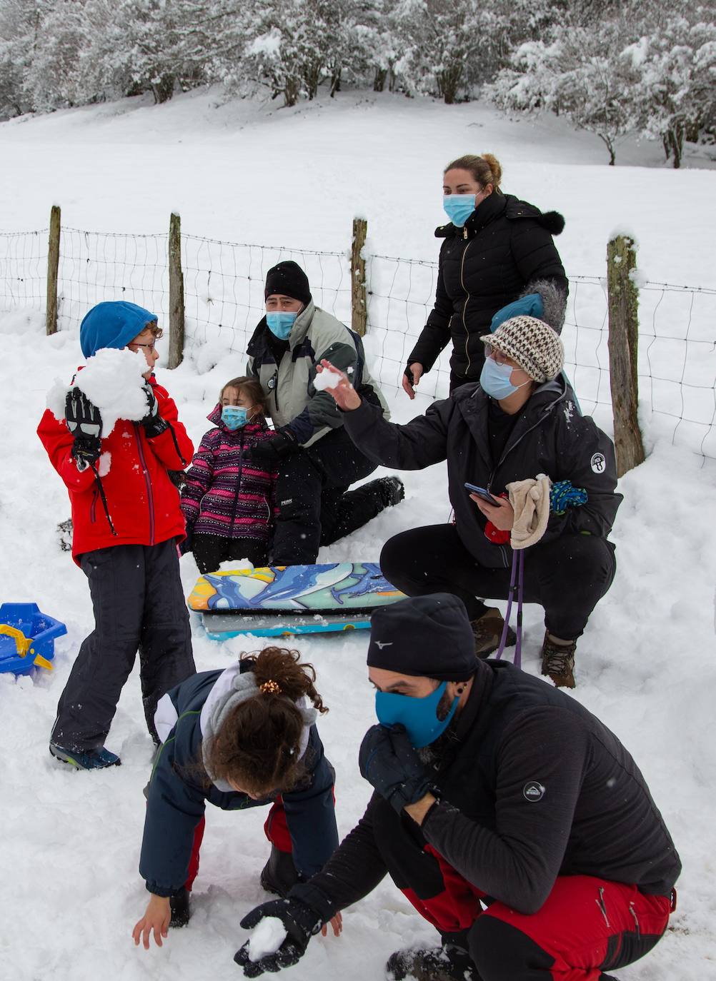 Decenas de personas han disfrutado este domingo en la nieve en el Alto de Etzegarate, en el término de Idiazabal.