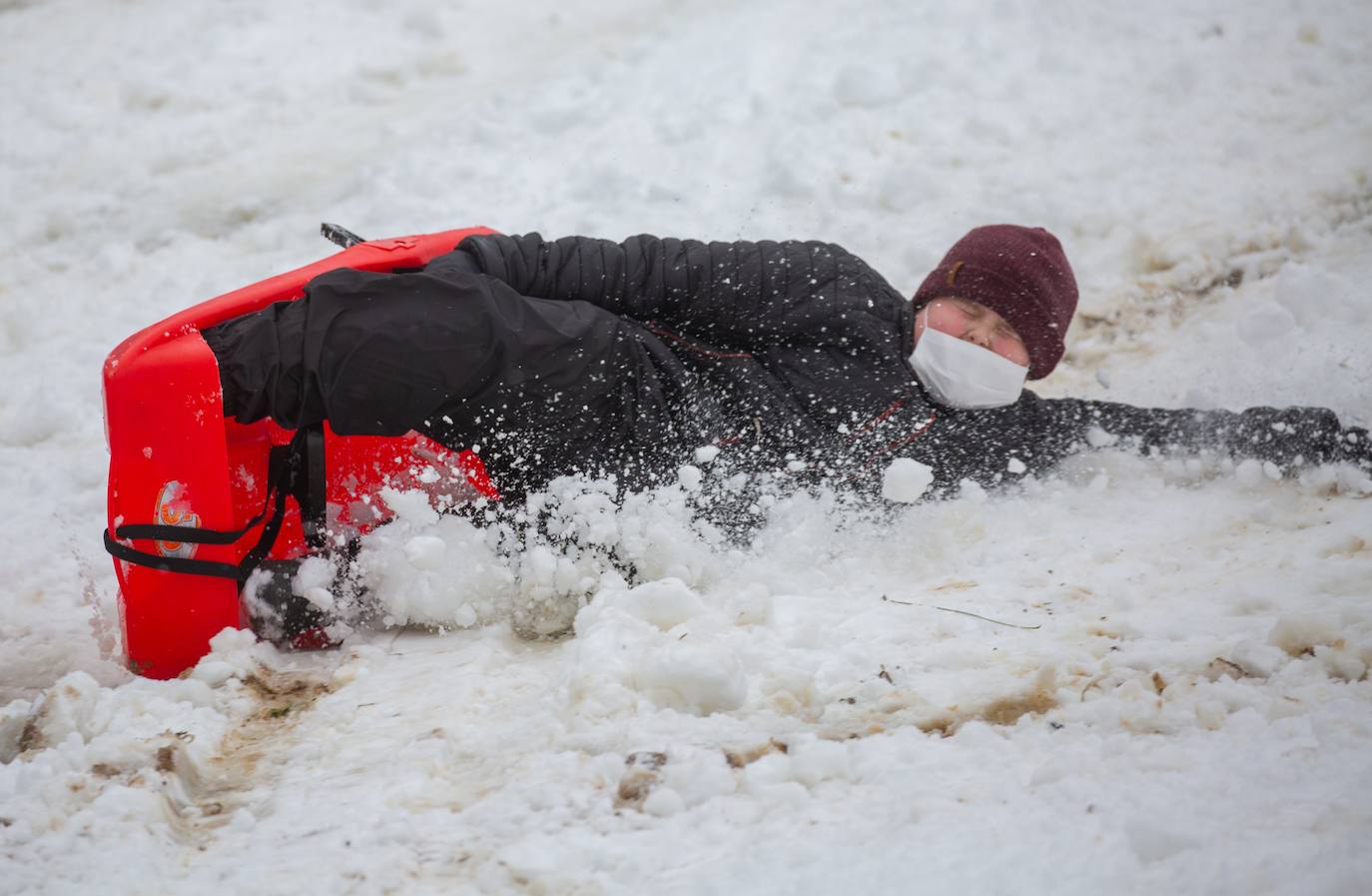Decenas de personas han disfrutado este domingo en la nieve en el Alto de Etzegarate, en el término de Idiazabal.