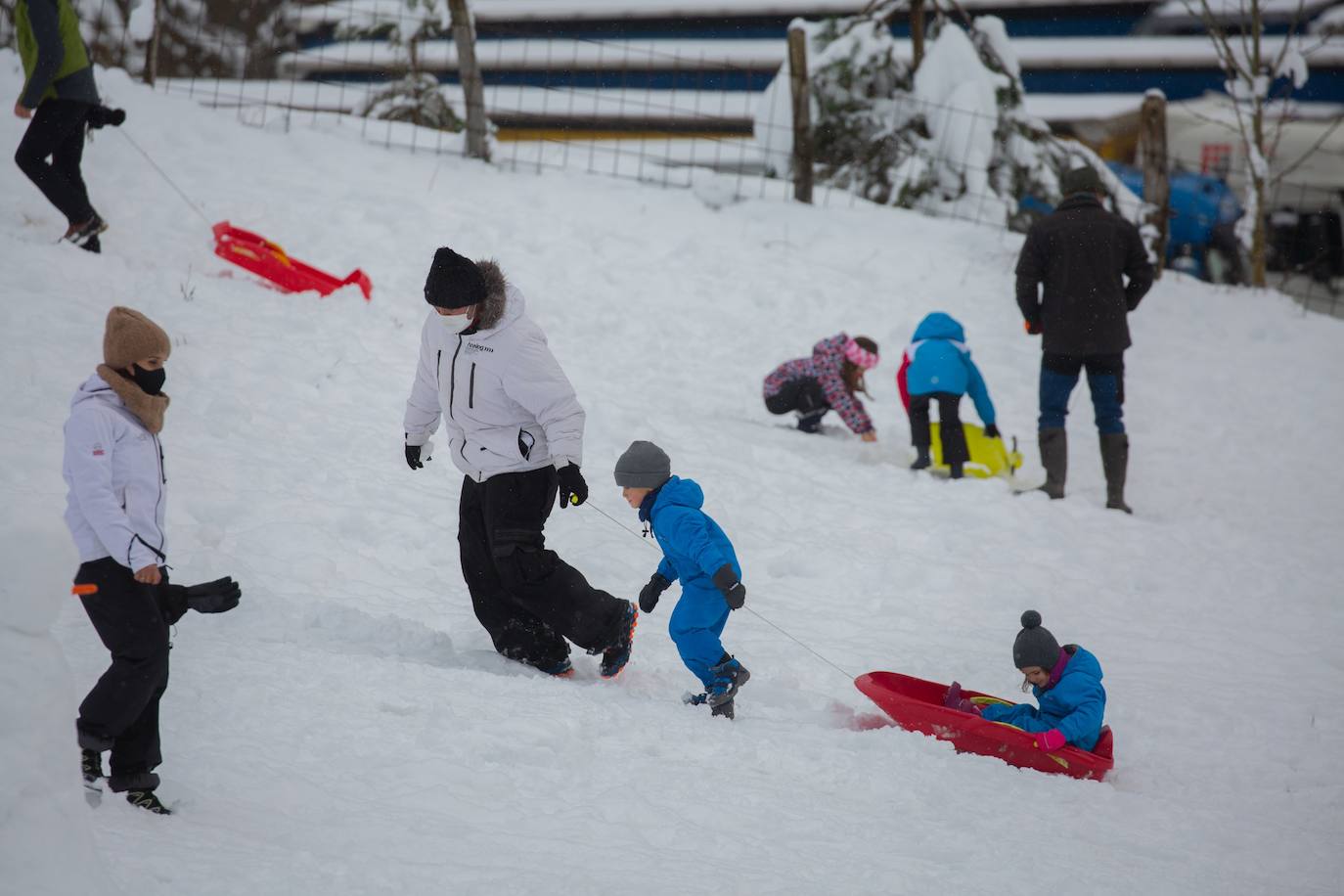 Decenas de personas han disfrutado este domingo en la nieve en el Alto de Etzegarate, en el término de Idiazabal.